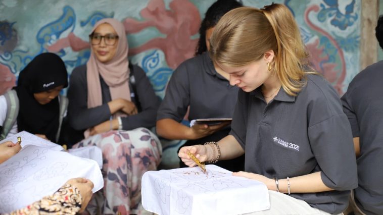 Kursus musim panas internasional UGM ajak mahasiswa dunia belajar batik sambil memahami keselamatan kerja dan keberlanjutan lingkungan.