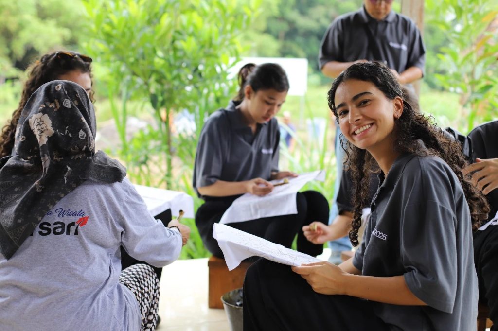 Kursus musim panas internasional UGM ajak mahasiswa dunia belajar batik sambil memahami keselamatan kerja dan keberlanjutan lingkungan.