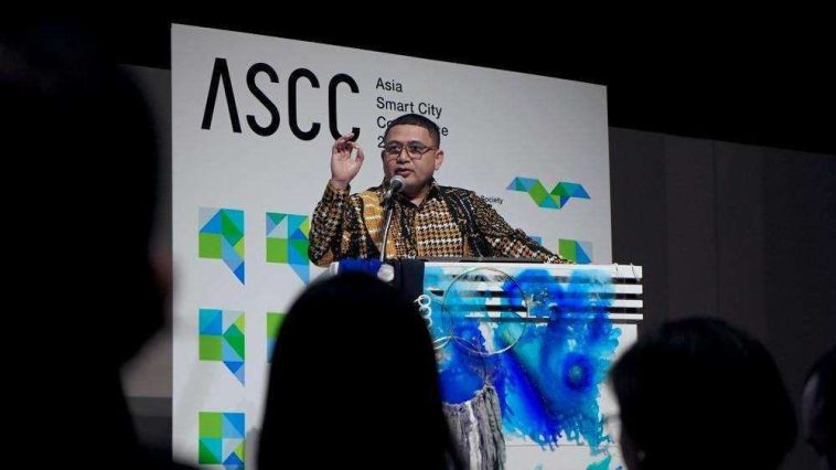 Wali Kota Makassar Munafri Arifuddin memukau ASCC 2025 dengan batik Lontara, menonjolkan diplomasi budaya dan komitmen lingkungan kota.