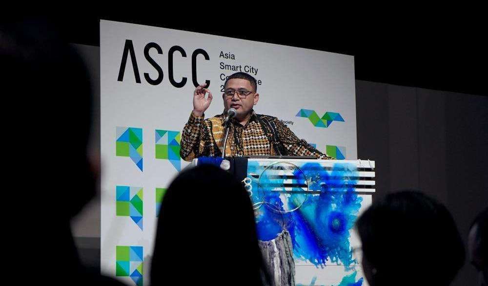 Wali Kota Makassar Munafri Arifuddin memukau ASCC 2025 dengan batik Lontara, menonjolkan diplomasi budaya dan komitmen lingkungan kota.