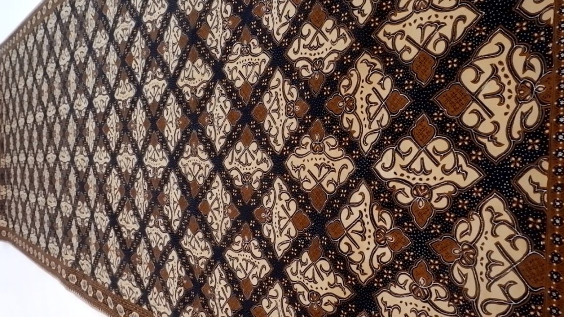 Batik Ornamen Kaligrafi karya Yuli Astuti menghidupkan kembali identitas Kudus lewat warna Sogan Kudusan dan inspirasi Menara Kudus.