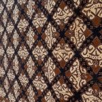 Batik Ornamen Kaligrafi karya Yuli Astuti menghidupkan kembali identitas Kudus lewat warna Sogan Kudusan dan inspirasi Menara Kudus.