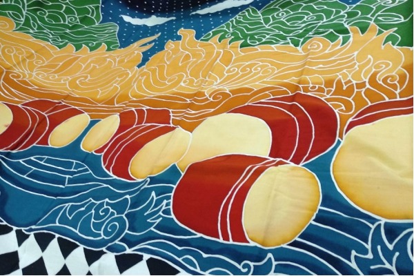 Batik Naskah Kuno Bujangga Manik motif genderang menceritakan salah satu bagian perjalanannya mengembara di Pulau Jawa hingga Bali 