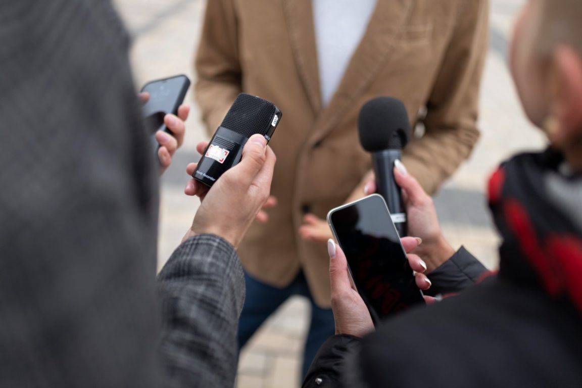 Di era opini media sosial, media massa online tetap penting sebagai sumber kredibel, validasi informasi, dan pembentuk reputasi digital.
