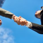 Halo trust adalah efek reputasi digital ketika brand ikut dipercaya karena tampil di platform tepercaya. Ini cara bangun kredibilitas online.