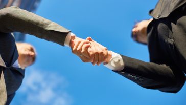 Halo trust adalah efek reputasi digital ketika brand ikut dipercaya karena tampil di platform tepercaya. Ini cara bangun kredibilitas online.