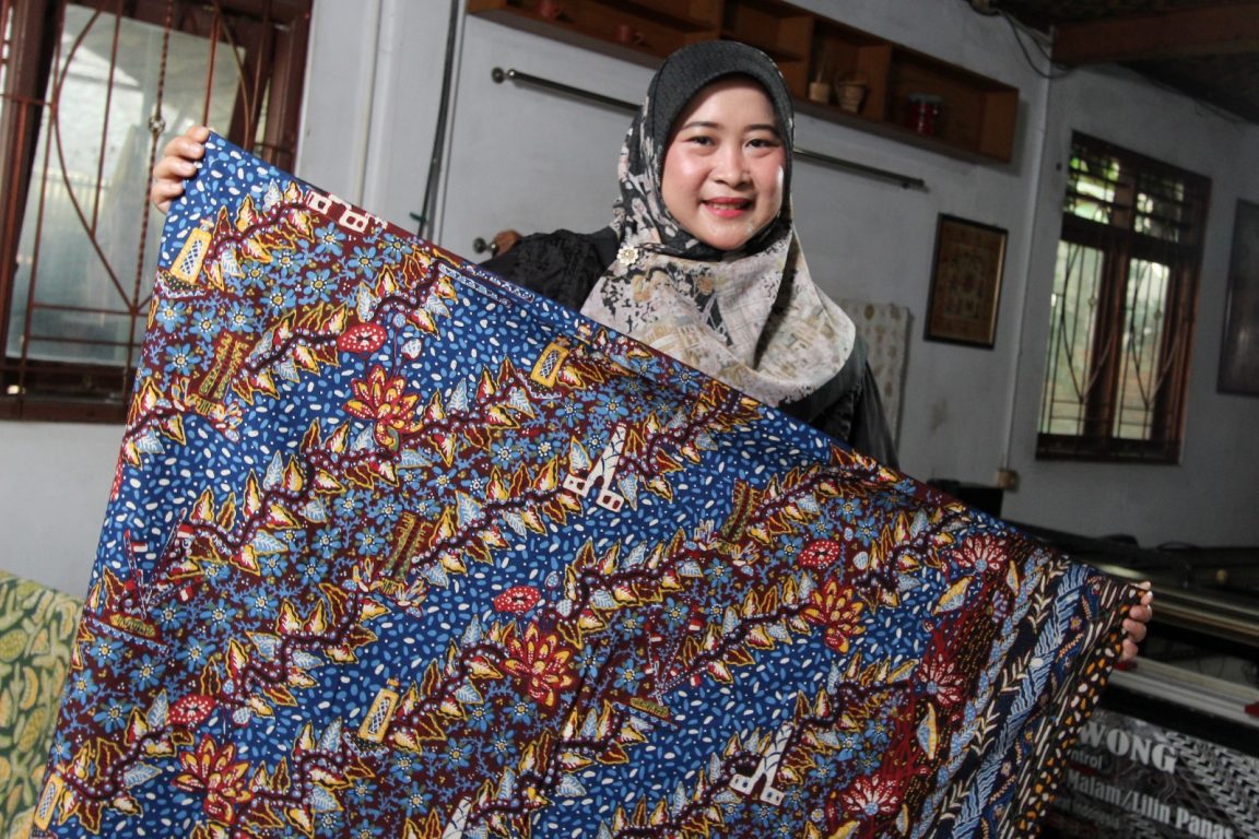 Kisah Adelia Batik Bekasi, dari inovasi mesin lilin hingga konsistensi menjaga jiwa batik, bertahan di tengah tantangan zaman.