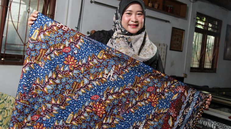 Kisah Adelia Batik Bekasi, dari inovasi mesin lilin hingga konsistensi menjaga jiwa batik, bertahan di tengah tantangan zaman.