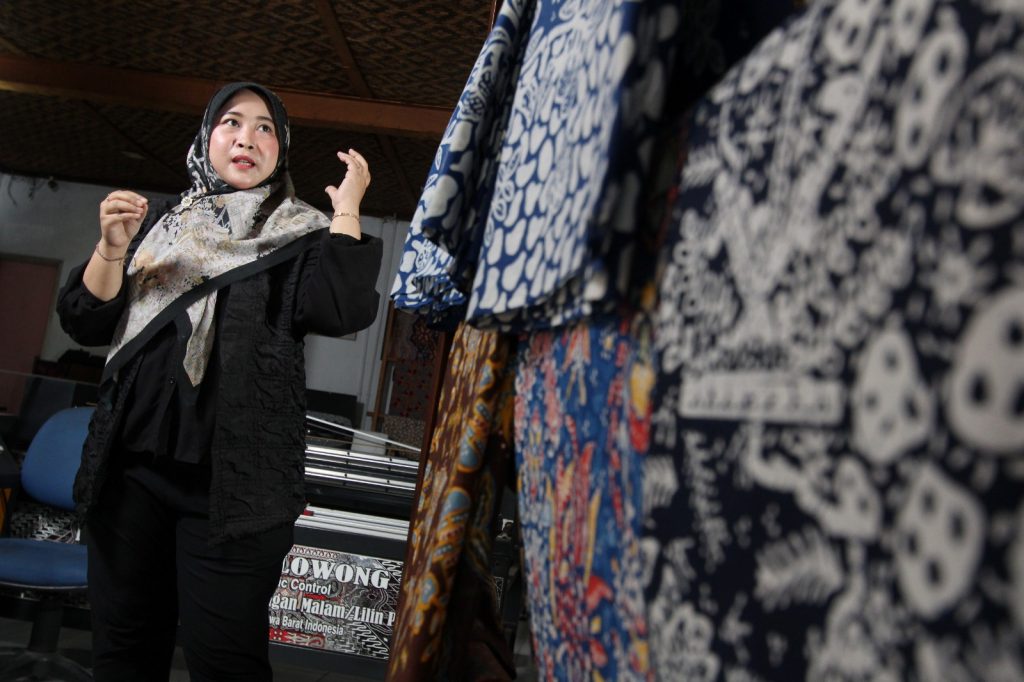 Kisah Adelia Batik Bekasi, dari inovasi mesin lilin hingga konsistensi menjaga jiwa batik, bertahan di tengah tantangan zaman.