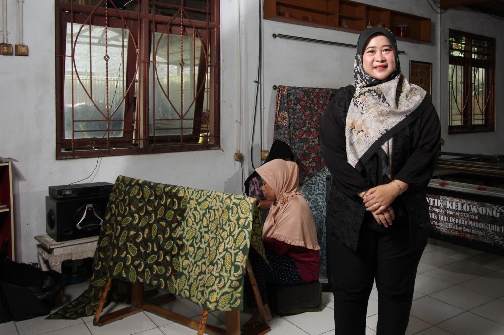 Adelia Batik dan perajinnya