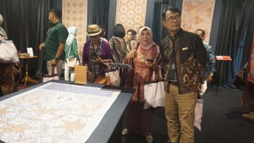 Pameran Batik Tiga Negeri di Yogyakarta dorong perajin batik, hadirkan karya Afif Syakur, dan tegaskan batik sebagai seni masa depan.
