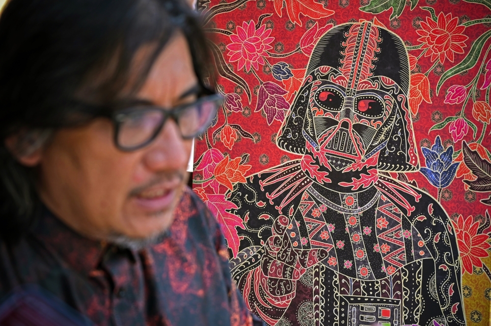 Arif Rafhan mengangkat batik sebagai medium cerita tentang harmoni, identitas Malaysia, dan evolusi budaya melalui motif yang sarat makna - Bernama Pic