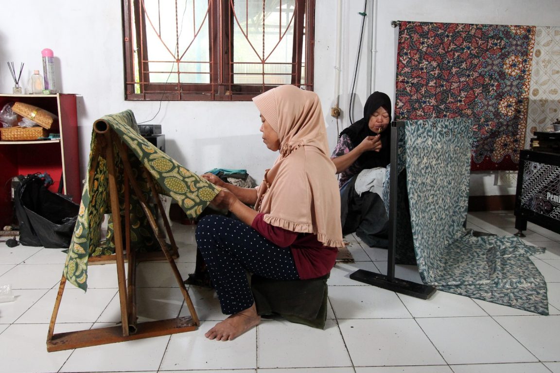 Suka duka perajin batik Bekasi menghadapi keterbatasan modal, pasar sempit, dan kebijakan yang belum berpihak, demi menjaga identitas lokal.