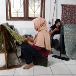 Suka duka perajin batik Bekasi menghadapi keterbatasan modal, pasar sempit, dan kebijakan yang belum berpihak, demi menjaga identitas lokal.