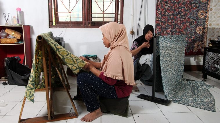 Suka duka perajin batik Bekasi menghadapi keterbatasan modal, pasar sempit, dan kebijakan yang belum berpihak, demi menjaga identitas lokal.