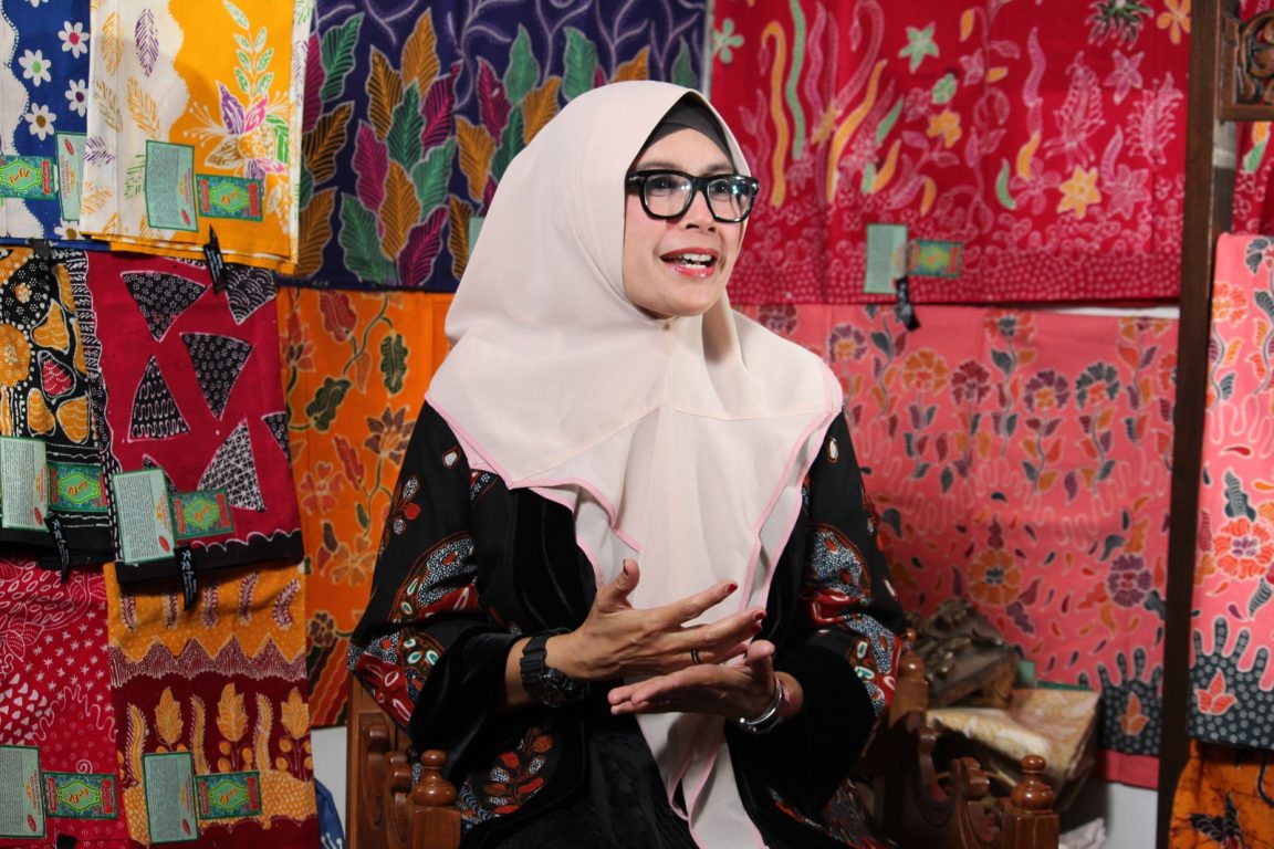 Kisah Kessy Rahedi membangun Griya Batik Madura KR, dari bagasi mobil hingga butik Jakarta, merawat batik sebagai identitas hidup.