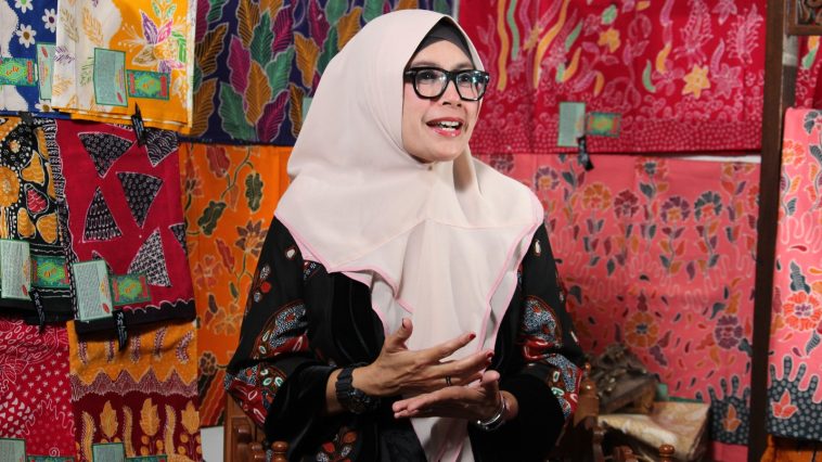 Kisah Kessy Rahedi membangun Griya Batik Madura KR, dari bagasi mobil hingga butik Jakarta, merawat batik sebagai identitas hidup.