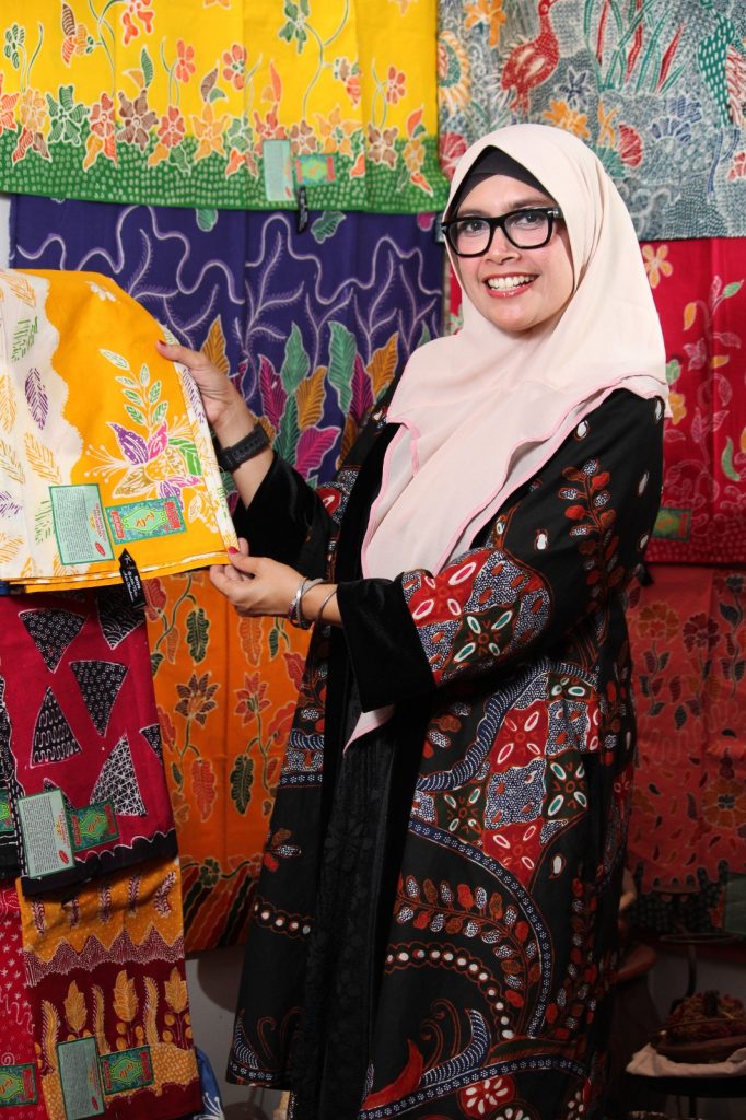 Kisah Kessy Rahedi membangun Griya Batik Madura KR, dari bagasi mobil hingga butik Jakarta, merawat batik sebagai identitas hidup.