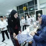Penguatan batik Jateng oleh Nawal Arafah Yasin lewat pelatihan, regenerasi pengrajin, dan promosi UMKM agar batik tetap lestari dan naik kelas.