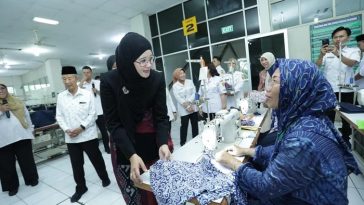 Penguatan batik Jateng oleh Nawal Arafah Yasin lewat pelatihan, regenerasi pengrajin, dan promosi UMKM agar batik tetap lestari dan naik kelas.
