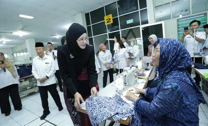 Penguatan batik Jateng oleh Nawal Arafah Yasin lewat pelatihan, regenerasi pengrajin, dan promosi UMKM agar batik tetap lestari dan naik kelas.