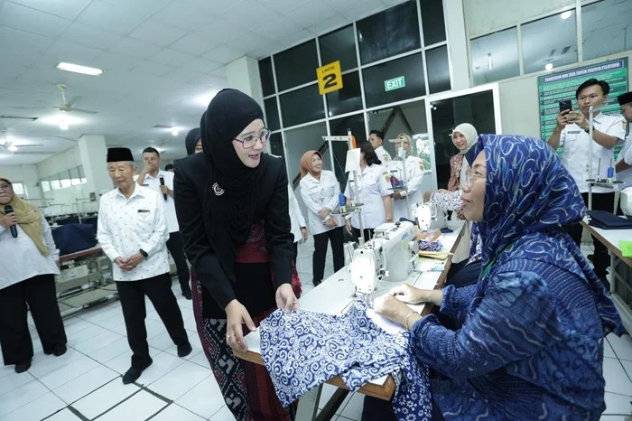 Penguatan batik Jateng oleh Nawal Arafah Yasin lewat pelatihan, regenerasi pengrajin, dan promosi UMKM agar batik tetap lestari dan naik kelas.