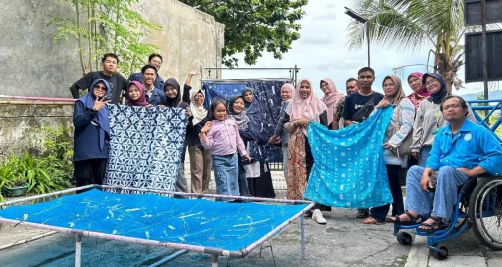 UMS dan PPDK Klaten hadirkan alat ramah disabilitas tingkatkan efisiensi produksi batik difabel, memperluas peluang ekonomi pengrajin batik.