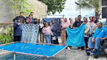 UMS dan PPDK Klaten hadirkan alat ramah disabilitas tingkatkan efisiensi produksi batik difabel, memperluas peluang ekonomi pengrajin batik.