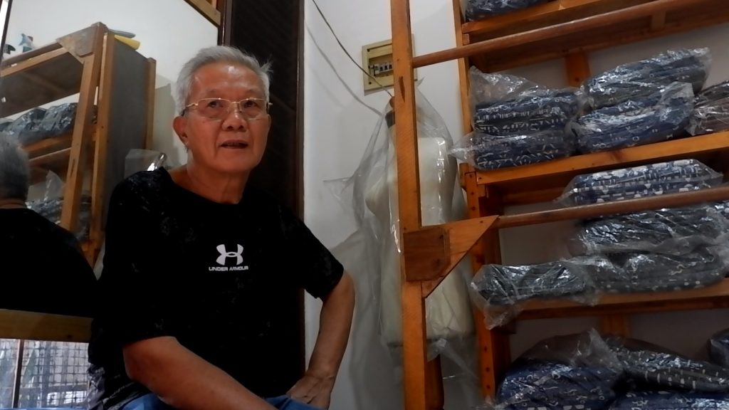 Kisah Pak Heri Susanto, perajin batik warna alam Bekasi, membangun usaha mandiri sejak 2017 hingga bertahan dan tumbuh di masa pandemi.