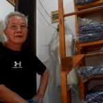 Kisah Pak Heri Susanto, perajin batik warna alam Bekasi, membangun usaha mandiri sejak 2017 hingga bertahan dan tumbuh di masa pandemi.