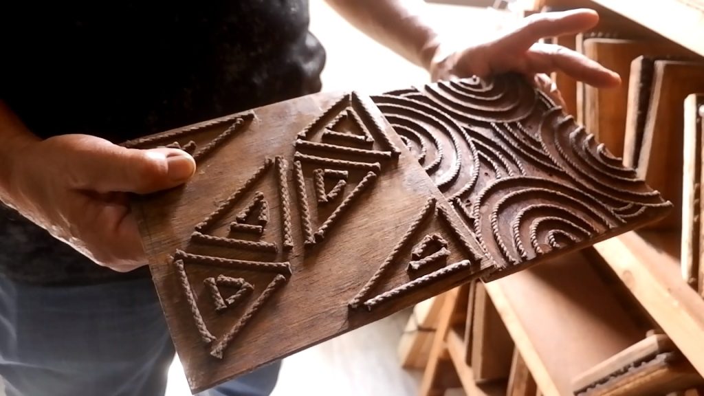 Cap batik Warlamsi yang terbuat dari tali