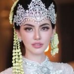 Mai Davika memukau publik Indonesia lewat busana adat Sunda saat menghadiri VONE World Jakarta, membuat unggahannya viral.