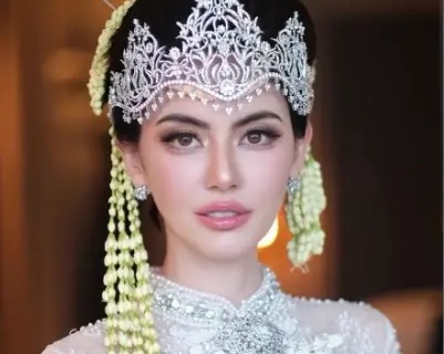 Mai Davika memukau publik Indonesia lewat busana adat Sunda saat menghadiri VONE World Jakarta, membuat unggahannya viral.