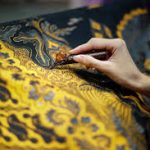 Dunia batik orang Jawa memadukan batin, tradisi, dan kreativitas kriya. Motif lahir dari keheningan, nilai hidup, dan warisan budaya mendalam.