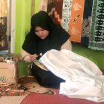 Perajin muda Padang, Shekar Hanum Pramesty, membangun Shanumesty, batik tanah liek berpewarna alami yang kian mengharumkan seni batik Sumbar.