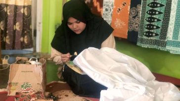 Perajin muda Padang, Shekar Hanum Pramesty, membangun Shanumesty, batik tanah liek berpewarna alami yang kian mengharumkan seni batik Sumbar.