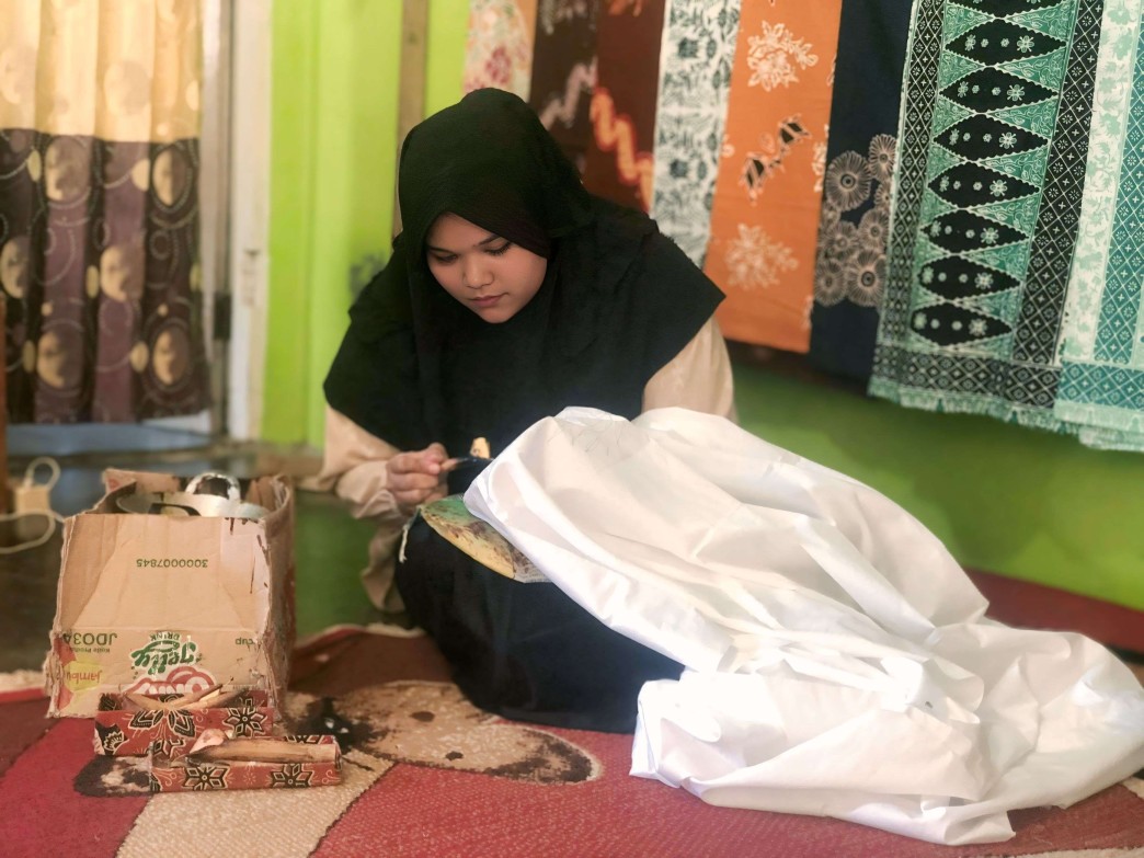 Perajin muda Padang, Shekar Hanum Pramesty, membangun Shanumesty, batik tanah liek berpewarna alami yang kian mengharumkan seni batik Sumbar.