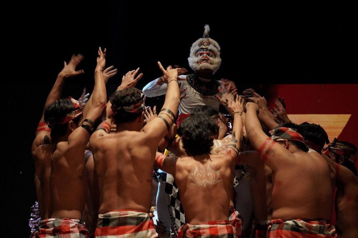 Pentas budaya “Muhtesem Endonezya” di Sakarya tampilkan tarian, silat, dan workshop Batik x Ebru, perkuat diplomasi budaya Indonesia–Turki.