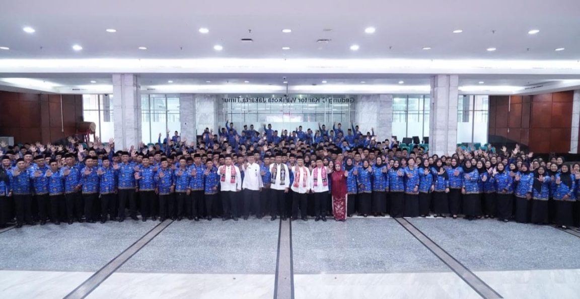 Wali Kota Jaktim Munjirin menyerahkan SK kepada 411 PPPK Paruh Waktu untuk memperkuat kinerja birokrasi dan pelayanan publik.