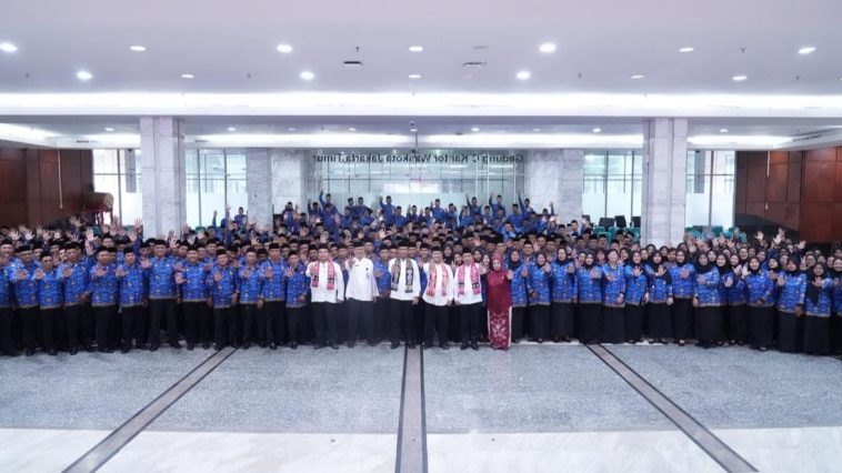 Wali Kota Jaktim Munjirin menyerahkan SK kepada 411 PPPK Paruh Waktu untuk memperkuat kinerja birokrasi dan pelayanan publik.