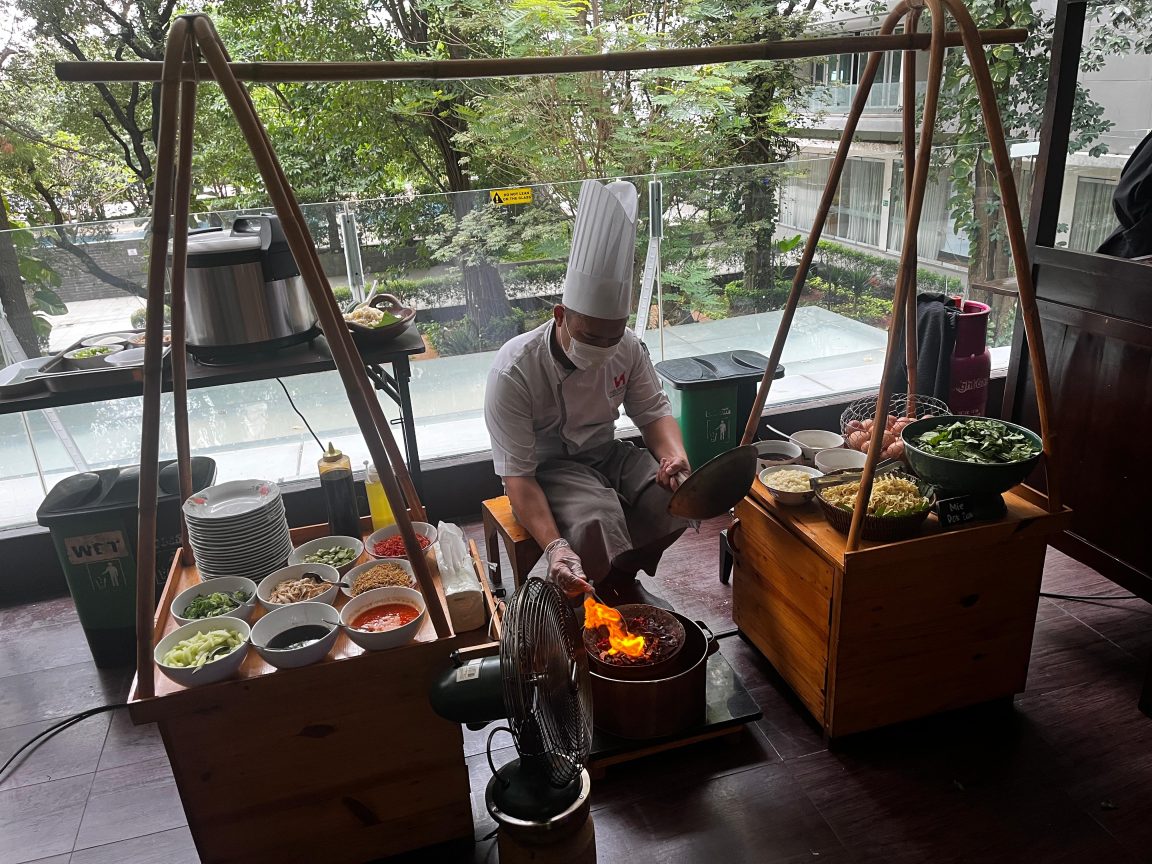 Nikmati hangatnya berbuka puasa ala Kampoeng Ramadan di Swiss-Belresidences Kalibata dengan sajian tradisional dan semangat berbagi.
