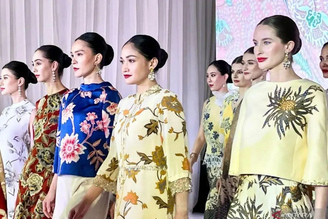 Danar Hadi luncurkan koleksi batik “Sekar Setaman” yang memadukan tradisi dan desain modern dengan filosofi bunga Nusantara.