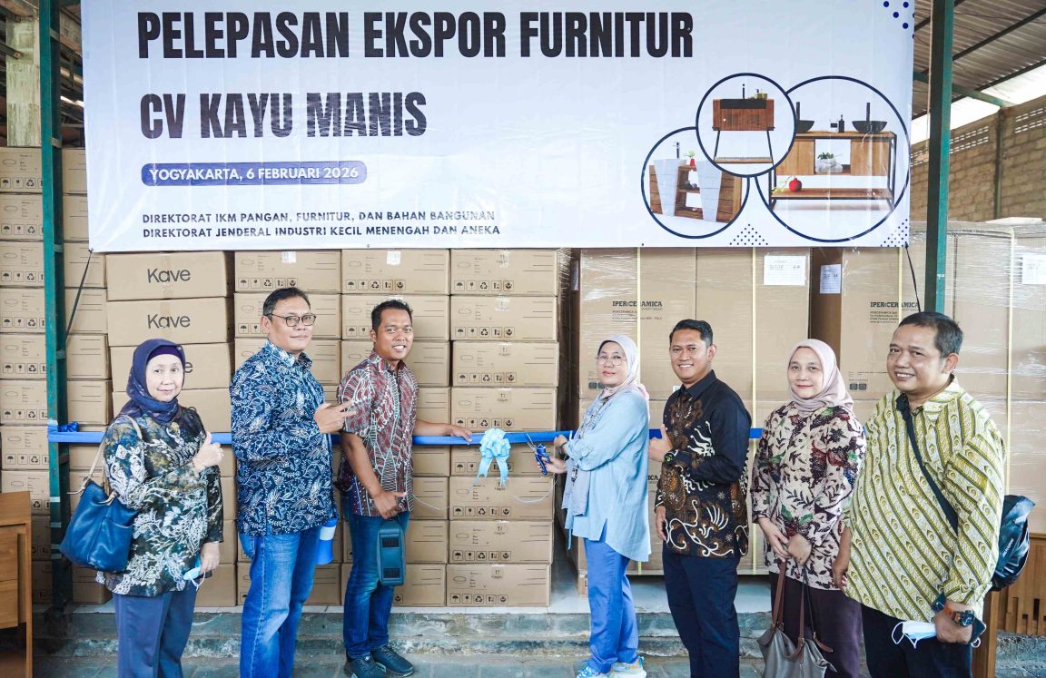 Industri furnitur sumbang 0,92% PDB nonmigas. CV Kayu Manis ekspor ke Eropa, bukti sukses pembinaan IKM nasional.