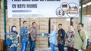 Industri furnitur sumbang 0,92% PDB nonmigas. CV Kayu Manis ekspor ke Eropa, bukti sukses pembinaan IKM nasional.