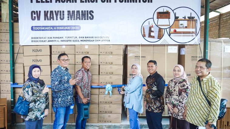 Industri furnitur sumbang 0,92% PDB nonmigas. CV Kayu Manis ekspor ke Eropa, bukti sukses pembinaan IKM nasional.