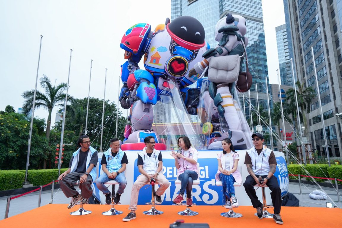 Irene Umar resmikan giant balloon Pelangi di Mars di SCBD. Film sci-fi XR siap tayang Lebaran 18 Maret 2026.