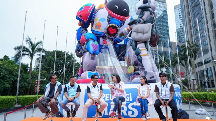 Irene Umar resmikan giant balloon Pelangi di Mars di SCBD. Film sci-fi XR siap tayang Lebaran 18 Maret 2026.