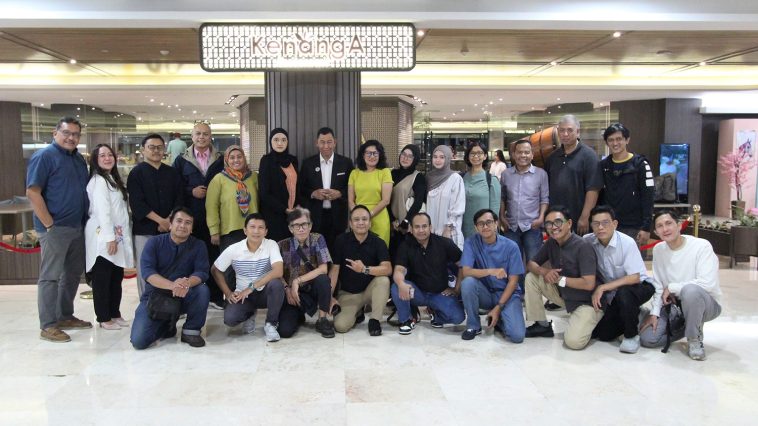 Audiensi Sindikasi Media Nusantara dan Hotel Bidakara Jakarta membahas inovasi layanan, renovasi, dan strategi daya saing industri hotel.