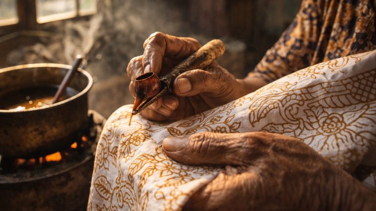 Bagaimana nasib UMKM batik mikro saat pengusaha besar sudah merasakan dampak iklan media massa dan apa peluangnya di era digital?