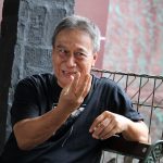 Kisah lahirnya Batik Karawang, regenerasi, filosofi motif, dan perjuangan menjaga warisan budaya di tengah industrialisasi.